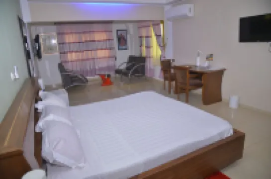 โรงแรม ลาเบส 228