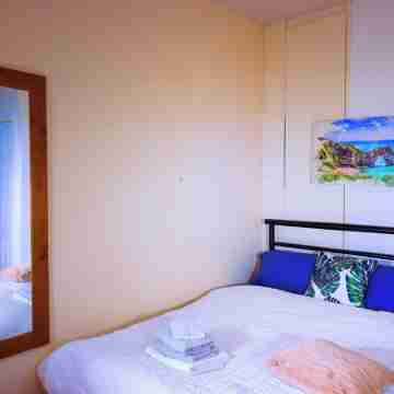 Elegant Double Room in Kensington with Smart TV and Shared Kitchen Rooms