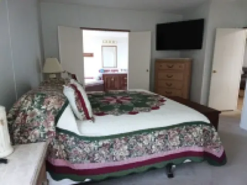 Charming 3 bedroom Florida Gator Camp 2.0 off the rim of Lake Okeechobee - BHR