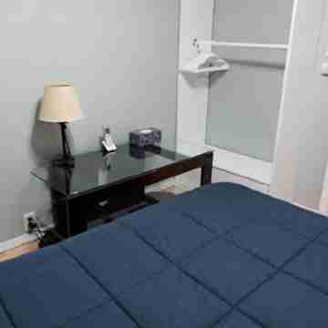 Charming 2-bedroom house with AC, WiFi in serene Green Bay Rooms