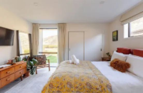 Charming Retreat – Breathtaking Mountain Views Hotels in Lake Hayes