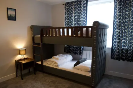 The Gathering Sale - Sleeps up to 22 Отели рядом с достопримечательностью «Парк Сейл Уотер»