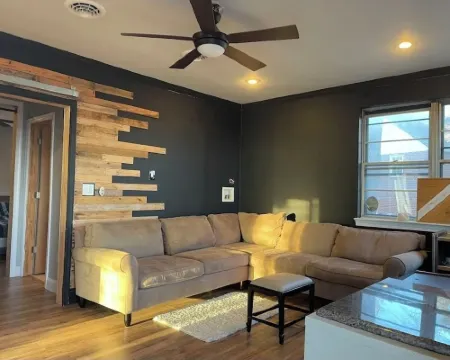 King-Size Bed in Master Bedroom Plus 2 Sleeping Sofas in LR - Whole Suite 64. シルバー・スプリングのホテル