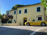 La Villa Gialla, 5 min. from the beach, for 5-6 pers. Beautiful and quiet location. Hotels near Marciana