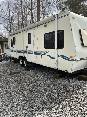 Cozy 1-bedroom RV in fantastic Leitchfield with AC