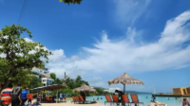 A&H Seaside Oasis:Oceanfront Condo,Stunning Views, Beach Access, Family-Friendly โรงแรมใน