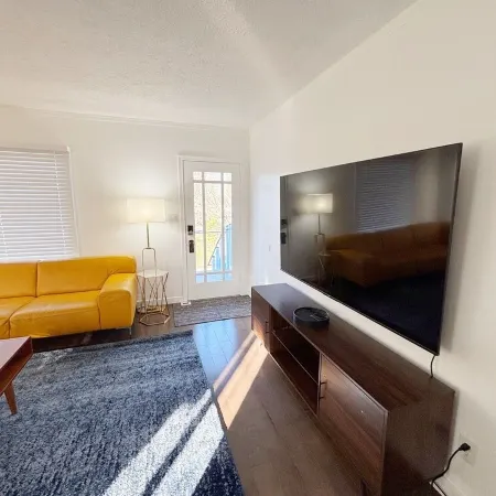 Cozy and Bright 6-Bedroom House in Renton Отели в г. Кент