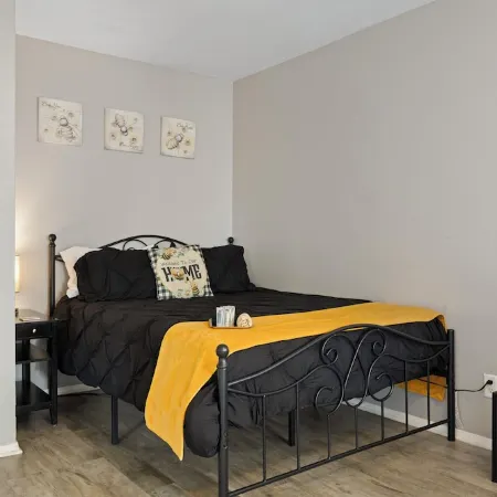 Spacious Studio Apt/Sleeps 2/Extendedstays/Work or Vacation/Free Wifi & Parking