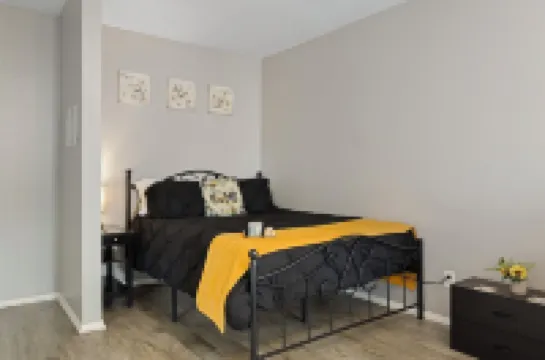 Spacious Studio Apt/Sleeps 2/Extendedstays/Work or Vacation/Free Wifi & Parking