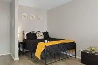 Spacious Studio Apt/Sleeps 2/Extendedstays/Work or Vacation/Free Wifi & Parking Hotels in Aurora