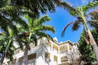 Nonsuch Bay 3 bedroom duplex private apartment Отели в г. 