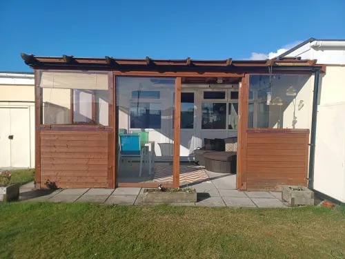 Cosy chalet with all year round sunroom. Ideal location in West Wales to explore Hotel a Saint Ishmael