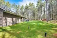 Mins to Woodruff Lakes: Pet-Friendly Cabin! - WiFi