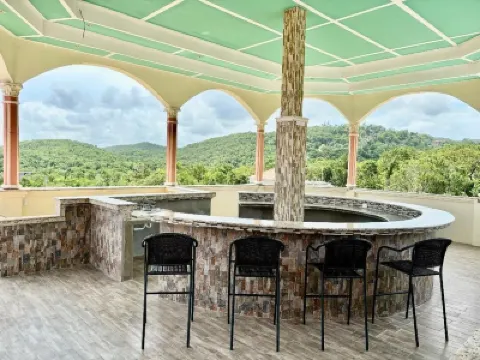 15,000 Sq. Ft 7-bedroom house with Pool and Ocean views. Отели в г. 