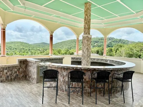 15,000 Sq. Ft 7-bedroom house with Pool and Ocean views. Hotels in Duncans