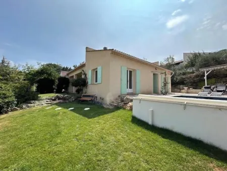 Villa with pool and castle view
