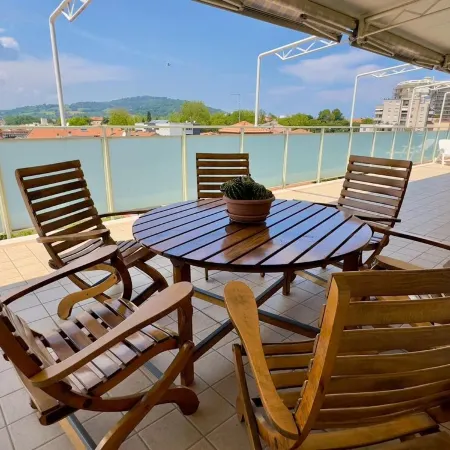 The Hammock, spacious, super-comfortable panoramic penthouse near Rossini Theater