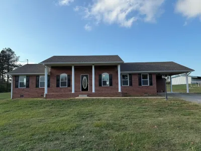 Charming 3-bedroom house with WiFi and AC in beautiful Loretto Hotels near David Crockett State Park