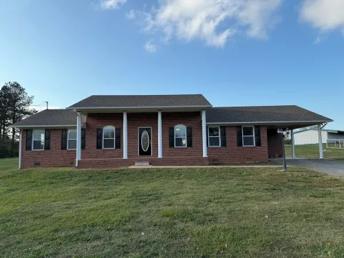 Charming 3-bedroom house with WiFi and AC in beautiful Loretto Hotels in Lawrence County