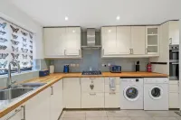 Beautiful 5 bedroom house in Stone,Aylesbury, 2 Free parking