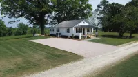 Charming 3-bedroom house in delightful Castalia with WiFi, AC