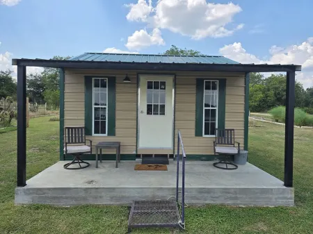 Cozy Cottage With a View in La Grange Отели рядом с достопримечательностью «Tower 3»