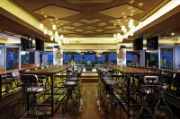 Swiss-Belhotel Waterfront Makassar - bar