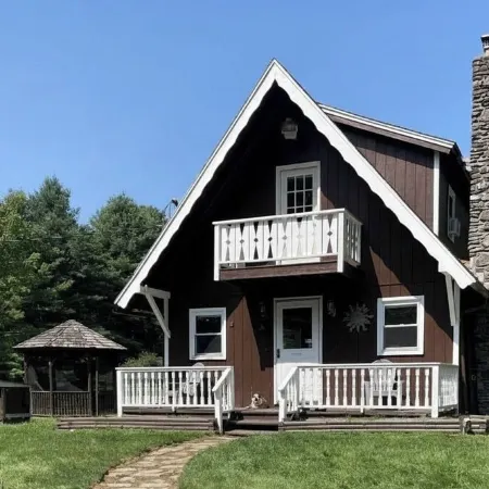 Private 5-Acre Farmhouse Retreat; Full Kitchen Fire Pit Office Pets OK BBQ WiFi