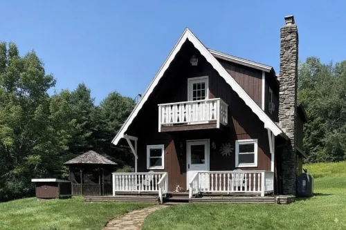 Private 5-Acre Farmhouse Retreat; Full Kitchen Fire Pit Office Pets OK  BBQ WiFi
