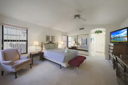 Peaceful 3-bedroom House in Peoria, Golf Course View, Pool and Hot Tub Access Отели рядом с достопримечательностью «Challenger Space Center»