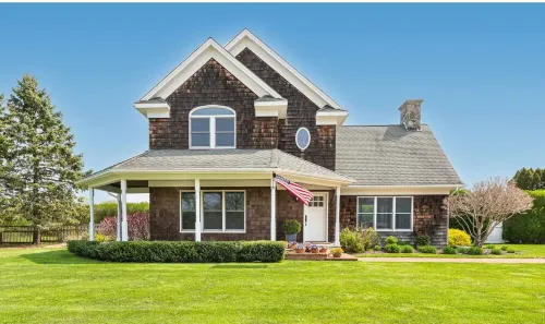 Stunning Farmhouse W/ Solar Heated Pool in North Fork, Farmstands, winery& beach