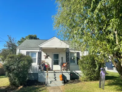 Sleeps 4+ Hot Tub.Roanoke River Bike Trails Pet Friendly Virginia Museum of Transportation附近的飯店