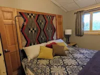Cozy Charming Convenient Lake Street Retreat Hotels in Sandpoint