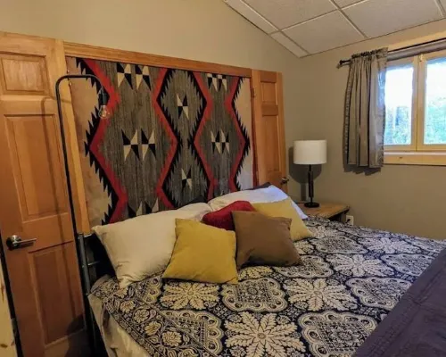 Cozy Charming Convenient Lake Street Retreat Hotels in Sandpoint