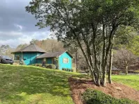 Cheerful 3 bedroom relaxing riverfront cabin with outdoor jacuzzi and Tv