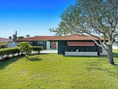 No.162 - Eclectic designer MCM canal-front home blocks from beach, sun, and fun! Отели в г. Коко-Бич