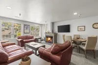 Main Street Condo - Walking Distance to Town Lift