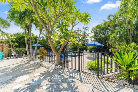 BEST LOCATION! NORTH END OF ANNA MARIA, FL , STEPS TO BEACH & DINING , UNIT B