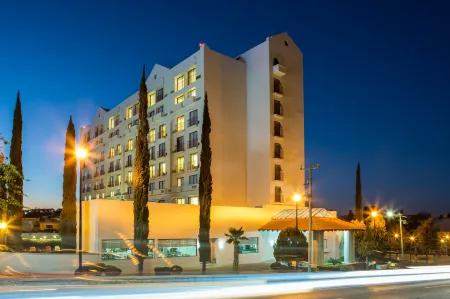 Fiesta Inn Express Chihuahua Отели рядом со станцией Chepe Station