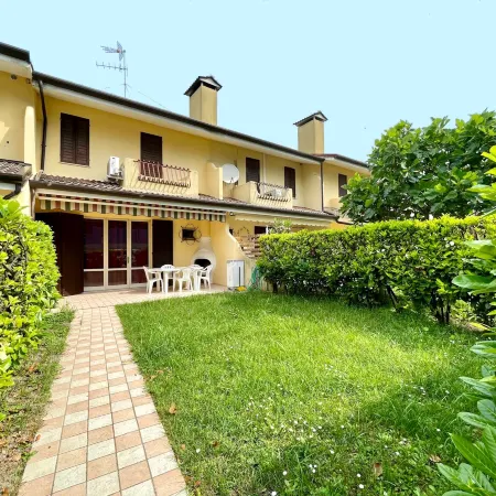 Spacious House with Garden and Pool