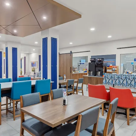 Holiday Inn Express & Suites CHARLESTON NW - CROSS LANES by IHG