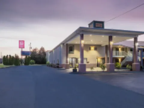 Red Roof Inn & Suites Rome Hotels in Rome