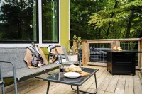 Luxury Cabin- Hot Tub, Mtn Views from Every Window, Mins to Clayton