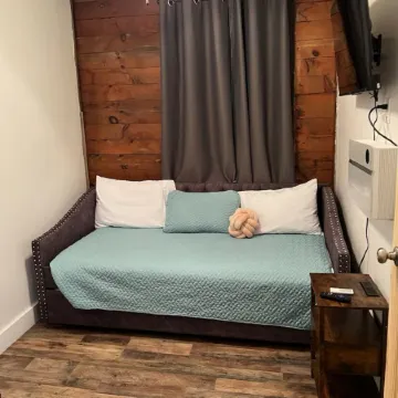 Charming 2-bedroom apartment with WiFi, AC in welcoming Greene