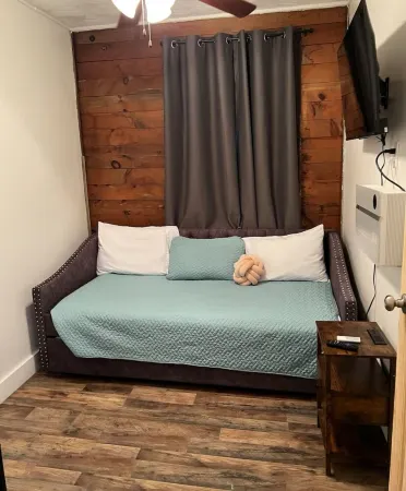 Charming 2-bedroom apartment with WiFi, AC in welcoming Greene