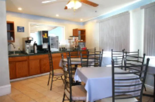 트래블로지 바이 윈덤 가이먼