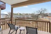 Chandlers Pondview Getaway Chic Branson Escape