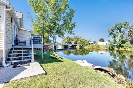 Riverfront Dock and Hot Tub - Stunning Modern Retreat Отели в г. Оконто