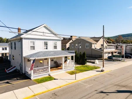 Heart of LG Village. Modern. Walk to Lake, Beach, Shepherds Park & Canada St.