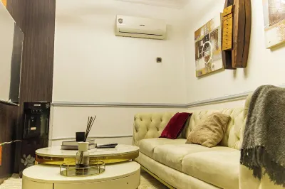 Business Travelers, Families, and Weekend Guests Seeking Comfort and Convenience  호텔